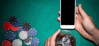 5 apk হোমপেজে মোবাইল গেমিং দৃশ্য